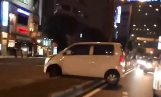 Ôtô mắc kẹt khi cố lao qua dải phân cách ở Nhật Bản