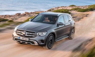 Phần đầu Mercedes-Benz GLC có cụm đèn pha nhỏ và sắc cạnh hơn.