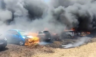 Cháy lớn thiêu rụi 300 'xế hộp' tại triển lãm hàng không Ấn Độ