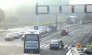 Nhiều người hốt hoảng 'ứng cứu' cô gái ngất khi đang lái xe