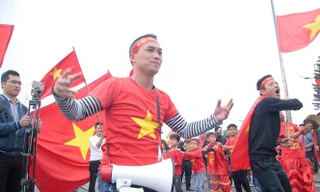 Hàng trăm CĐV chào đón tuyển Việt Nam trở về từ Asian Cup 2019