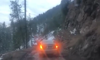 Đang đi trên đèo, ôtô bất ngờ rơi xuống vực.