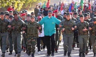 Tổng thống Maduro trong một lần thị sát quân đội Venezuela.