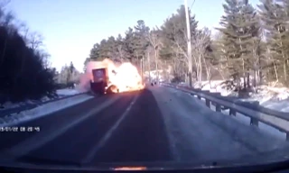 Xe Jeep phát nổ như bom vì đấu đầu container