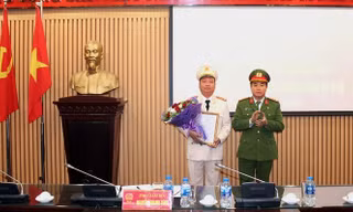 Đại tá Nguyễn Thanh Tùng, Phó Giám đốc CATP Hà Nội trao Quyết định bổ nhiệm chức danh Phó Thủ trưởng Cơ quan CSĐT CATP cho Thượng tá Đặng Việt Quảng.