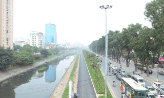 Con đường đi bộ dài nhất Hà Nội: Mới, đẹp nhưng... vẫn bốc mùi