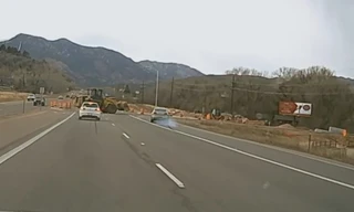 Máy ủi sang đường ẩu khiến ôtô Mazda lao vào công trường đang thi công