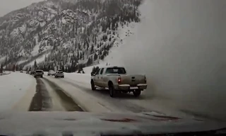 Khoảng khắc 'chết lặng' khi tuyết lở phủ kín ôtô đang đi trên xa lộ