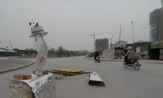 Những tấm biển cảnh báo lập dị được dựng lên tại các con đường trong khu tái định cư