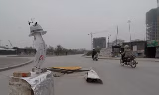 Những tấm biển cảnh báo lập dị được dựng lên tại các con đường trong khu tái định cư