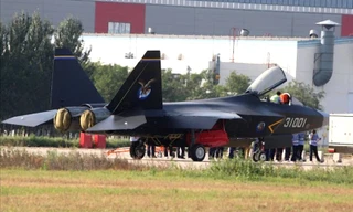 Báo Nga 'mổ xẻ' máy bay tàng hình J-31 Trung Quốc