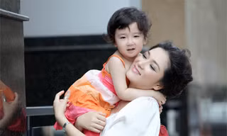 HH Nguyễn Thị Huyền và con gái xinh tươi xuống phố