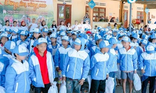 Ai mang áo, mũ in logo trang web cờ bạc tặng hàng trăm học sinh, dân nghèo?