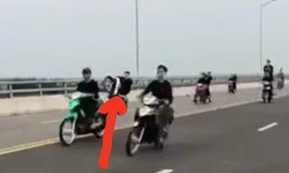 Nhóm 'quái xế' đầu trần, nẹt pô, bốc đầu xe trên cầu Cửa Hội