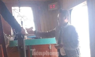 Clip tuyệt chiêu 'làm luật' trên sông: Chỉ tay lên trời, có người đến 'cúng'