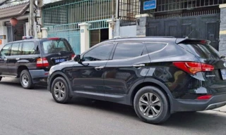 Xe biển xanh chở cảnh sát tới nhà cựu phó chủ tịch tỉnh Bình Thuận