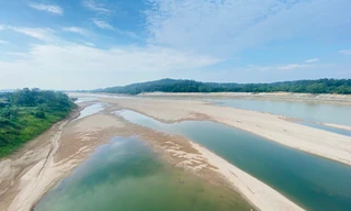 Sông Đà cạn trơ đáy nhìn từ trên cao