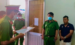 Cơ quan CSĐT Công an thành phố Vũng Tàu thực hiện lệnh khám xét khẩn cấp nơi làm việc của Trần Minh Hải.