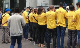 Khách hàng mua nhà dự án Kingsway Tower kéo lên ABBank để làm việc.