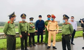 Trung tướng Đoàn Duy Khương (thứ hai từ trái sang) kiểm tra chốt chống dịch COVID-19. Ảnh: Hoàng Phong 