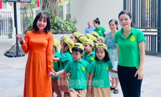 Học sinh mầm non trải nghiệm một ngày làm học sinh tiểu học