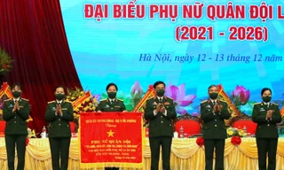 Đại tướng Phan Văn Giang, Ủy viên Bộ Chính trị, Phó Bí thư Quân ủy Trung ương, Bộ trưởng Bộ Quốc phòng trao tặng bức trướng 10 chữ vàng cho phụ nữ toàn quân. Ảnh: Nguyễn Minh 
