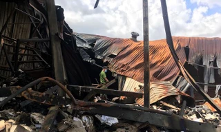 Nhà kho chứa hồ sơ, tài liệu liên quan đến trợ giá xe buýt bị thiêu rụi và đổ sập