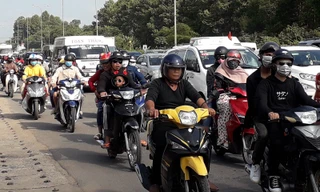 Du khách đổ xô về Vũng Tàu chơi Tết, quốc lộ kẹt cứng