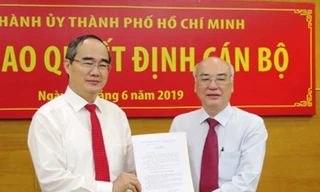 Ông Phan Nguyễn Như Khuê (phải) nhận quyết định bổ nhiệm làm Trưởng ban Tuyên giáo Thành ủy TPHCM từ Bí thư Thành ủy Nguyễn Thiện Nhân