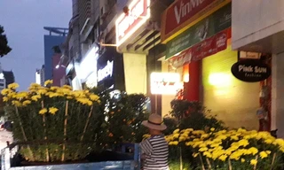 Hoa Tết bán “xổ” tối 30 Tết