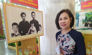 Các đồng chí lãnh đạo, đại biểu và gia đình chụp ảnh lưu niệm tại hội thảo. (Ảnh: Trần Nguyễn Anh) 