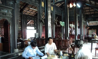 Trong ngôi nhà cổ (chủ nhà Nguyễn Thanh Vân ngồi giữa). Ảnh: S.N