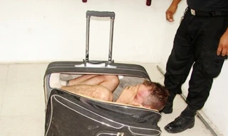 Chui vào vali vượt ngục không thành