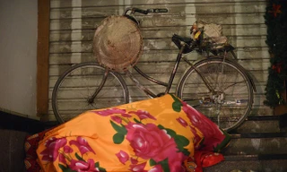 Ngủ ngồi, trốn rét ở trạm ATM trong thời tiết 10 độ C