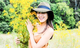 Bạn gái Bằng Kiều diện áo hai dây phiêu giữa cánh đồng hoa