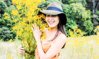 Bạn gái Bằng Kiều diện áo hai dây phiêu giữa cánh đồng hoa