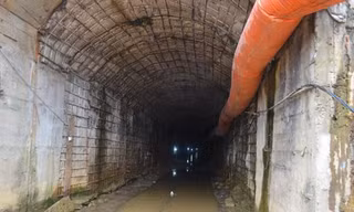 Hầm thủy điện dài khoảng 700 m, các công nhân đang thi công được 600 m. Khu vực sập hầm ở vị trí 500 m từ ngoài vào - Ảnh: Thanh Niên 