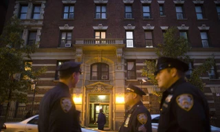 Cảnh sát New York tiến hành phong tỏa căn hộ của Craig Spencer. Ảnh của John Michillo.