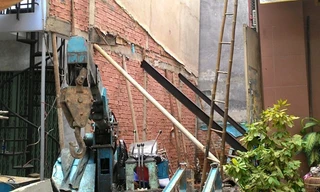 Nhà ba tầng nghiêng, người dân hoảng loạn bỏ chạy 