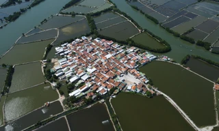 Độc đáo ngôi làng 370 năm tuổi giữa đầm Nha Phu