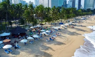 Ghế dù 'chiếm hết' bãi biển Nha Trang 
