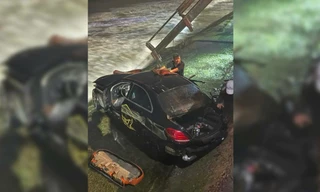 Tài xế lái xe Mercedes lao xuống biển Nha Trang ra trình diện 