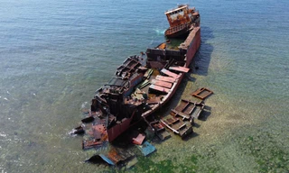 Tháo dỡ tàu mắc cạn, từng là điểm check-in nổi tiếng của giới trẻ 