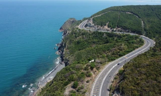 Nhìn từ trên cao cung đường biển 'tuyệt đối điện ảnh' ở Khánh Hòa