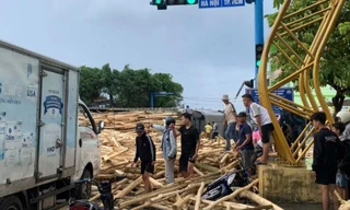 Xe chở gỗ keo bị lật trên Quốc lộ 1, đè 1 người tử vong