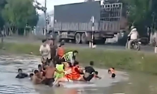 Phú Yên: 13 người trong ô tô thoát chết khi xe lao xuống mương nước sâu