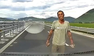 Người đàn ông cầm đá, chặn đầu ô tô trên cao tốc Vân Phong - Nha Trang