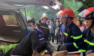 Xe tải tông sập nhà dân ở Nha Trang 