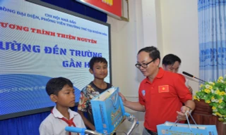 Tặng xe đạp cho học sinh miền núi 