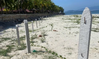 Vụ quây rào chắn biển không cho khách xuống tắm ở Nha Trang: Doanh nghiệp bắt đầu tháo dỡ, cam kết xong trước 10/5